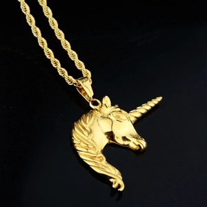 Collier pendentif licorne dorée avec chaîne torsadée sur un fond noir élégant