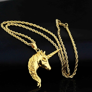 Pendentif tête de licorne dorée polie sur un collier chaîne torsadée pour homme et femme