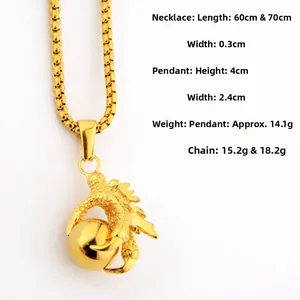 Vue détaillée du collier pendentif griffe de dragon et perle dorée avec dimensions de chaîne
