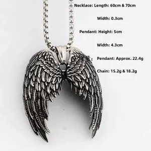 Détail macro du pendentif aile d'ange montrant la texture vintage et la chaîne de boîte