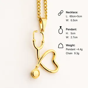 Détail d'un pendentif stéthoscope en forme de cœur sur une chaîne à maillons cubains