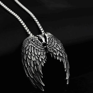 Collier pendentif ailes d'ange en argent avec plumes détaillées et chaîne box