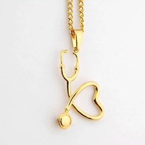 Détail d'un pendentif stéthoscope doré avec un design créatif de tube en forme de cœur