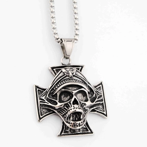 Détail du pendentif tête de mort pirate et croix gothique avec strass sur acier