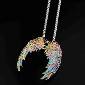 Détail macro du pendentif aile d'ange avec finition arc-en-ciel irisée et chaîne à boules