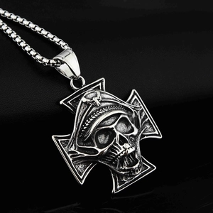Collier avec pendentif croix crâne de pirate gothique en acier titane poli pour homme