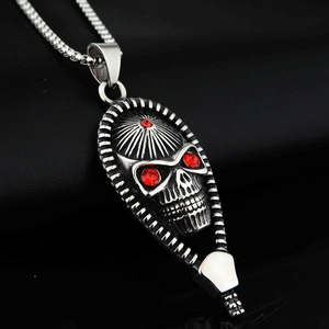 Gothic Punk Totenkopf Halskette aus Edelstahl mit roten Zirkonia Augen auf schwarzem Leder