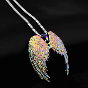 Pendentif ailes d'ange arc-en-ciel collier hip hop en acier titane sur fond de cuir noir