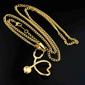 Collier avec pendentif cœur stéthoscope doré en acier inoxydable sur fond noir brillant