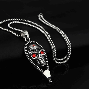 Makroaufnahme des Punk-Totenkopfanhängers mit roten Zirkonia-Augen und Edelstahlkette
