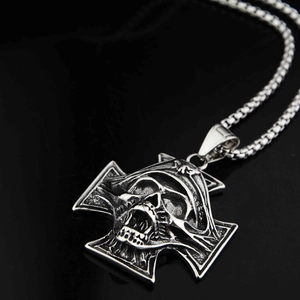 Vue détaillée du pendentif crâne de pirate et croix sur une chaîne en acier inoxydable
