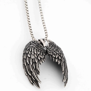 Gros plan du pendentif ailes d'ange avec plumes détaillées et chaîne maille vénitienne