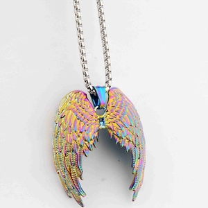 Collier avec pendentif ailes d'ange arc-en-ciel et chaîne en acier argenté mixte