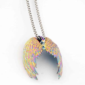 Vue détaillée du pendentif aile d'ange irisé avec plumes gravées sur une chaîne argent