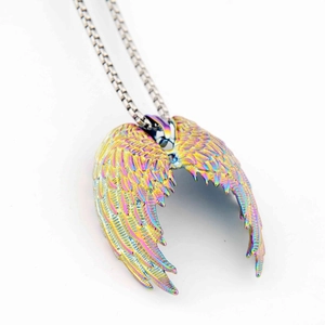 Gros plan détaillé du pendentif aile d'ange arc-en-ciel avec chaîne box argent