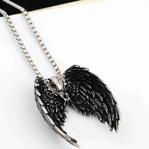 Gros plan détaillé du pendentif aile d'ange gothique avec plumes argentées foncées