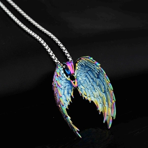 Vue détaillée d'un pendentif d'aile d'ange iridescent avec une texture de plume précise
