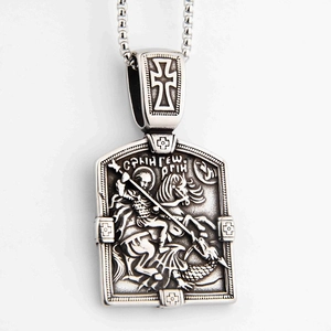 Détail du pendentif bouclier Saint Georges terrassant le dragon avec bélière croix et chaîne
