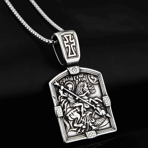 Collier avec pendentif chevalier Saint Georges et dragon en acier titane argenté
