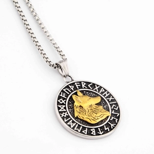 Détail du pendentif tête de loup viking avec relief doré et gravures de runes