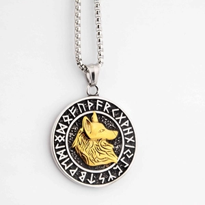 Collier avec pendentif loup viking, détails dorés et médaillon circulaire avec runes