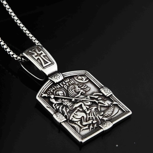 Collier avec pendentif Chevalier Saint Georges et le Dragon en acier oxydé