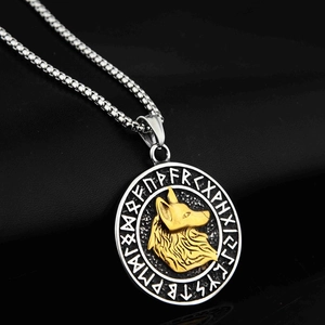 Collier pendentif loup viking nordique avec relief doré et décor de cercle de runes argent