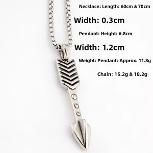 Dimensions du pendentif flèche montrant 6,8 cm de long sur une chaîne boîte de 0,3 cm