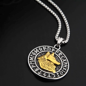 Pendentif tête de loup viking en argent et or avec gravures de runes nordiques