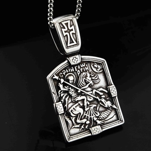 Vue macro du pendentif Bouclier de Chevalier avec gravure Saint-Georges et chaîne