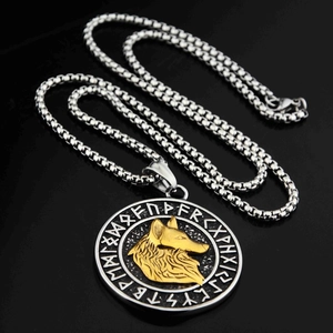 Collier pendentif tête de loup Viking avec relief doré et runes nordiques sur chaîne
