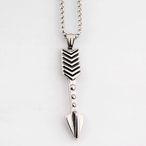 Détail du pendentif en flèche avec texture chevron sur une chaîne à maille miroir