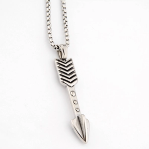 Collier avec pendentif pointe de flèche en acier argenté et chaîne boîte élégante