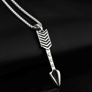Collier Pendentif Pointe de Flèche en Acier Titane Vintage Hip Hop Punk Chaîne Vénitienne Bijoux Flèche Homme Femme Cadeau