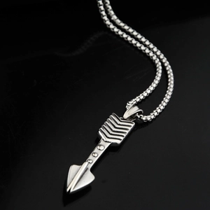 Collier à pendentif flèche en acier argenté vintage avec une chaîne à mailles box