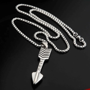 Collier avec pendentif flèche en acier inoxydable et chaîne à perles carrées pour hommes