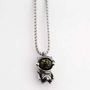 Collier pendentif astronaute vintage en acier titane avec casque effet galaxie étoilée