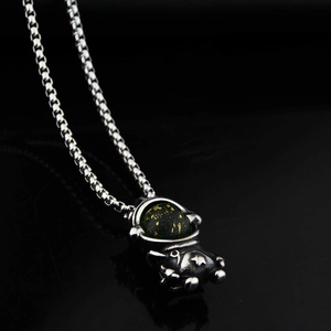 Collier pendentif astronaute hip hop en acier titane avec casque noir et détails dorés