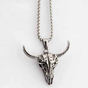 Détail du pendentif crâne de bœuf argenté avec détails de cornes et chaîne en acier