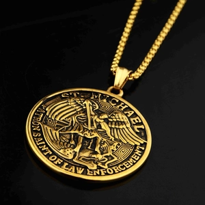 Collar de medalla redonda de San Miguel Arcángel en oro con detalles en relieve