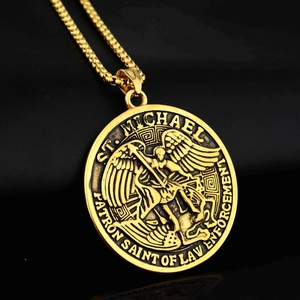 Collar de medalla de oro de San Miguel con relieve detallado para hombres y mujeres