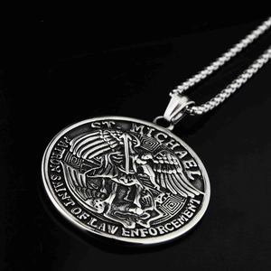 Colgante de San Miguel Arcángel en acero pulido con cadena de serpiente para hombre