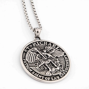 Detalle del colgante San Miguel con grabado Patron Saint of Law Enforcement en cadena