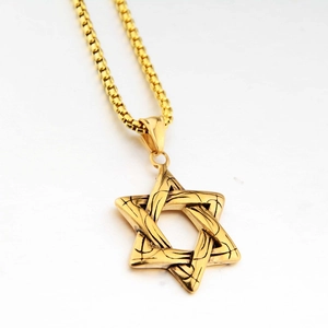 Vue détaillée du pendentif hexagramme doré avec rayures noires sur une chaîne box