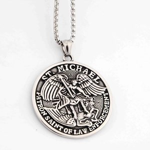 Collar medalla San Miguel Arcángel de acero inoxidable plateado con cadena de caja