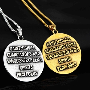 Primer plano de colgantes del Arcángel San Miguel en oro y plata con cadenas box