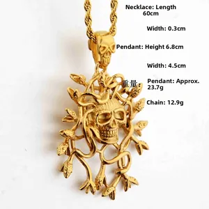 Dettaglio della collana con ciondolo Medusa teschio oro e misure della catena 60cm