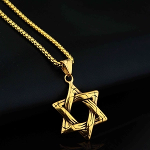 Détail du pendentif hexagramme doré avec surface texturée et chaîne à mailles rondes