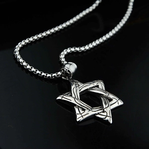 Vue macro d'un pendentif hexagramme sur chaîne à billes avec finition vintage argentée