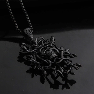 Collana con ciondolo a teschio Medusa gotico in acciaio inossidabile nero su fondo scuro